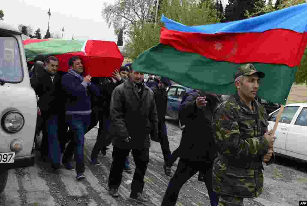Гъарабахалда чIварав Азербайжаналъул рагъулав хъулухъчи абадияб рукъове регIинабиялъул тадбир. Тертер росу, 2016 соналъул 3-билеб апрель. 
