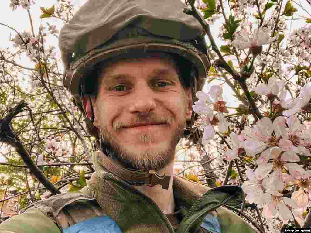 Soldatul Regimentului Azov și fotograful Dmytro Kozațki, pe care cunoscuții îl strigă &bdquo;Orest&rdquo;.