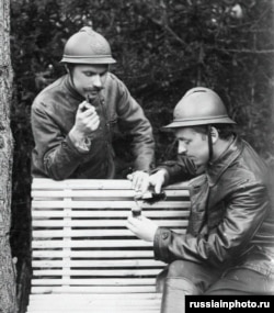 Soldați ruși din Regimentul de Infanterie 267 care își toarnă coniac, 1916.