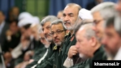 حسین سلامی (وسط) در دیدار فرماندهان سپاه پاسداران انقلاب اسلامی به رهبر جمهوری اسلامی در شهریور ۹۴
