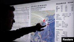 Сеизмолог показва точката на труса, който предизвика огромното цунами, помело северния бряг на Япония