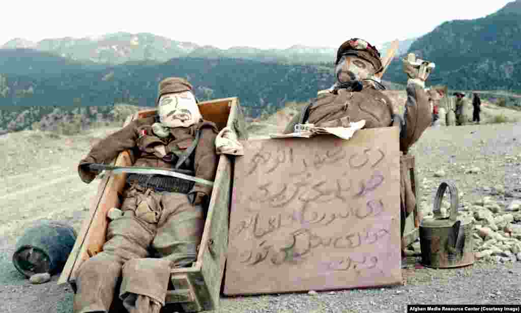 Lutke u obliku sovjetskih vojnika na planinskom putu nakon invazije na Afganistan 1979. godine. Uz lutke stoji poruka: "Sestre Shahr-e Naw" (susjedstvo u Kabulu) "plaču, dok sestre komunista dotjeruju oči".