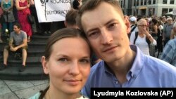 Ukrajinska aktivistkinja Ljudmila Kozlovska i poljski aktivist Bartoš Kramek na jednom od protesta u Varšavi