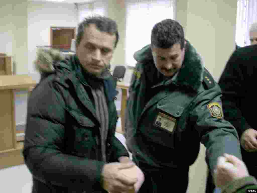 Старшыня АГП Анатоль Лябедзька ў залі суду