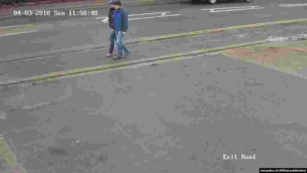 Подозреваемые на Уилтон-роуд в Солсбери 4 марта в 11:58 - в соответствии с данными полиции, непосредственно перед моментом, когда они применили яд. Кадр с камеры слежения. 