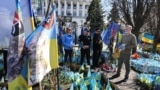 <p>Американский бизнесмен и волонтер Билл Коул держит портрет Иэна Фрэнка Торторичи во время акции памяти шести павших американских бойцов на Майдане Независимости в Киеве 14 марта.