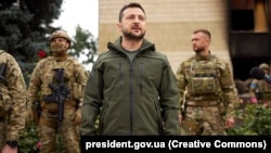 Володимир Зеленський подякував усім, хто спланував і успішно провів військову операцію зі звільнення Харківщини. На фото президент України у звільненому Ізюмі 14 вересня 2022 року