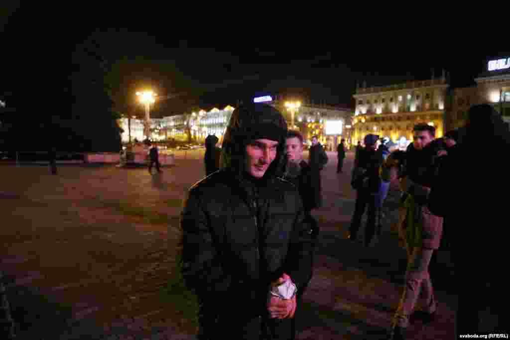 Выхапіў плякат з рук — і пабег