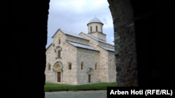 Kosovske institucije još uvek nisu u potpunosti sprovele zakonit upis zemljišta manastira Visoki Dečani u skladu sa odlukom Ustavnog suda iz 2016. godine