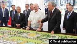 А.Лукашенкого мурдагы кыргыз өкмөт башчысы, бозгундагы Данияр Үсөнов (азыркы тапта "Даниил Урицкий") ишкананын жаңы долбоорун тааныштырууда. Минск. 2020-жылдын 10-августу. (Лукашенко ага "Данияр" деп кайрылган).