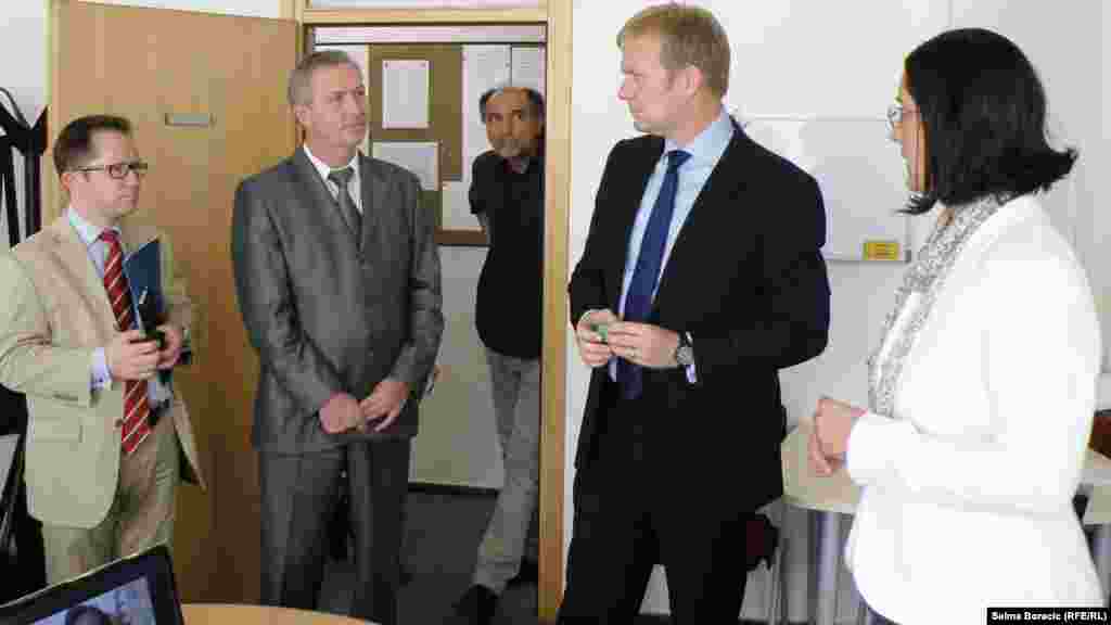 Peter Sorensen sa šefom dopisništva RSE, Milenkom Voćkićem u redakcijskim prostorijama, Sarajevo, 24. oktobar 2013.