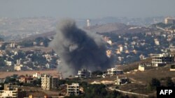Fumul se ridică după un atac aeriean israelian care a vizat satul Kfar Tibnit, din sudul Libanului, pe 11 octombrie 2024.