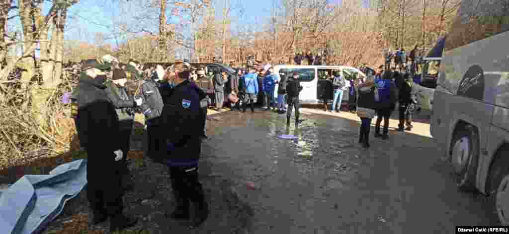 Preipreme za ukrcavanje u autobuse u kampu "Lipa", nakon apela međunarodne javnosti da zvaničnici u BiH učine nešto na rešavanju ove humanitarne krize. 