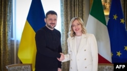 Peședintele Ucrainei, Volodimir Zelenski, la o întâlnire cu premierul italian Giorgia Meloni în marja reuniunii organizate de Londra privind războiul din Ucraina - 2 martie 2025