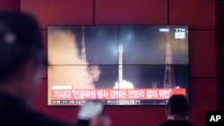 Na TV ekranu slika raketnog lansiranja tokom programa vijesti, na autobusnom terminalu u Seulu, Južna Koreja, ponedjeljak, 27. maja 2024. 