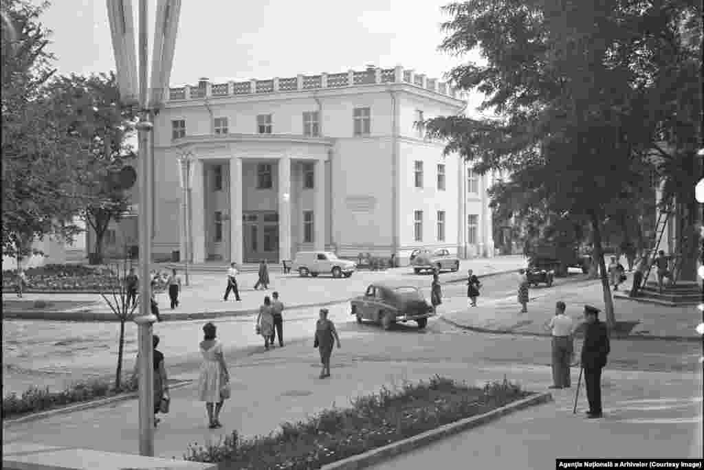 Fondată în 1940, Filarmonica Națională „Serghei Lunchevici” a devenit în cei aproximativ 75 de ani de activitate cea mai importantă instituție de concert din Republica Moldova, promovând muzica academică, populară, ușoară și jazz. La sfârșitul lunii septembrie 2020, un incendiu devastator, pornit de la acoperișul unei anexe, a distrus aproape complet clădirea, afectând o suprafață de 3.500 de metri pătrați. Deși pompierii au intervenit timp de aproape cinci ore, incendiul nu a fost localizat. Până în prezent, clădirea nu a fost încă reconstruită.