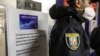 За словами мера, у першу чергу перепустки отримали медпрацівники, рятувальники, працівники комунальної, транспортної та соціальної сфер, працівники торгівлі та військові