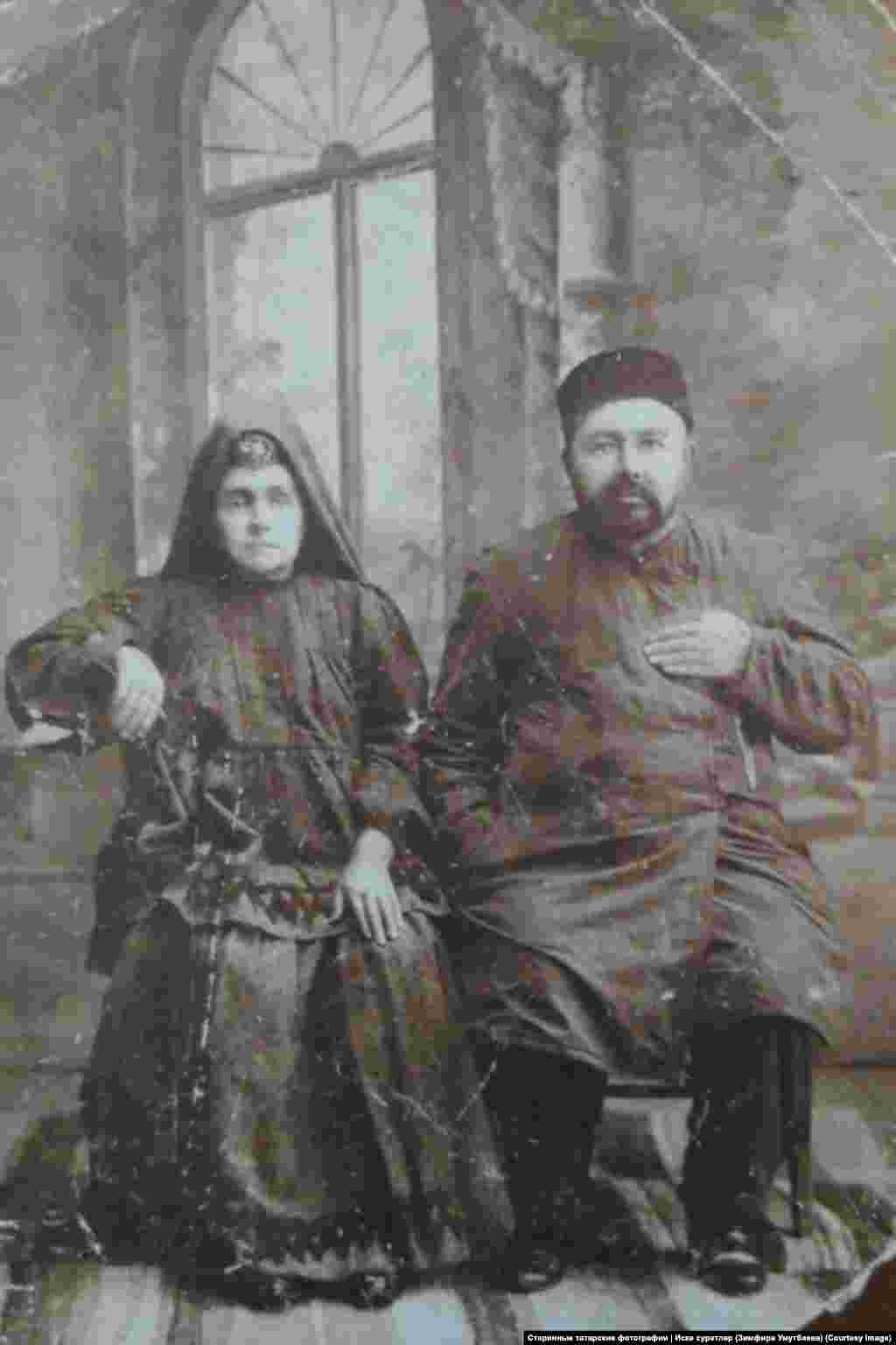 Паблик в соцсети Вконтакте "Старинные татарские фотографии | Иске сурәтләр" Наиль наполнял своими фотографиями На фото – семья Бурнаевых. Рубеж XIX – XX веков в Троицке. Фотография хранится в семье Зимфиры Утумбаевой, но никто из живых родственников не знает, кто именно на ней запечатлен