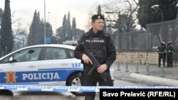 Policija ispred ambasade Sjedinjenih Država poslije napada, Podgorica