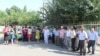 Преподаватели ОшГЮИ собрались у здания, где проходит пресс-конференция Маматовой.