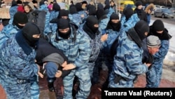 Задержание предполагаемых участников акции протеста в столице 1 марта 2020 года.