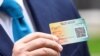 Mađarski premijer Viktor Orban pokazuje certifikat koji izdaju mašarske vlasti za vakcinisane protiv korna virusa, maj 2021.