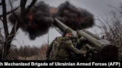 Украинский военнослужащий 24-й ОМБр ВСУ ведет огонь из самоходной гаубицы 2С5 «Гиацинт-С» вблизи Часового Яра, 18 ноября 2024 года