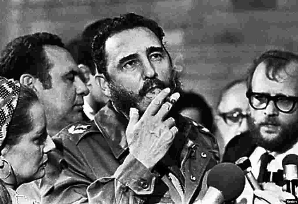 Ночью 25 ноября в Гаване в возрасте 90 лет скончался Фидель Кастро - революционер, простоявший во главе Кубы почти полвека. Кастро пришел к власти в 1959 году после нескольких лет партизанской войны, которую они вели бок о бок с Эрнесто Че Геварой и своим братом Раулем. Позже они провозгласили на Кубе социализм и начали активно развивать отношения с Советским Союзом. Многие критиковали Кастро за то, что он привел страну к экономической блокаде Запада, тяжелейшему экономическому кризису и за нарушения прав человека. Новые власти Кубы запретили называть именем Фиделя Кастро объекты городской инфраструктуры или награды, чтобы избежать культа личности Фиделя
