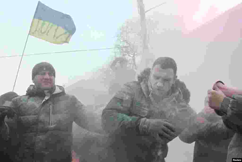 Opozicioni lider Vitali Kličko na kijevskom trgu sa demonstrantima, 19. januar 2014. Foto: EPA / Valentyn Ogirenko