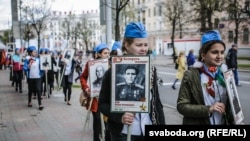 Ілюстрацыйнае фота. Школьнікі на Дзень Перамогі 9 траўня 2017 году ў Менску