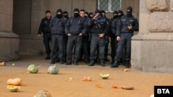 Протестиращите хвърляха тикви пред сградата на Министерския съвет