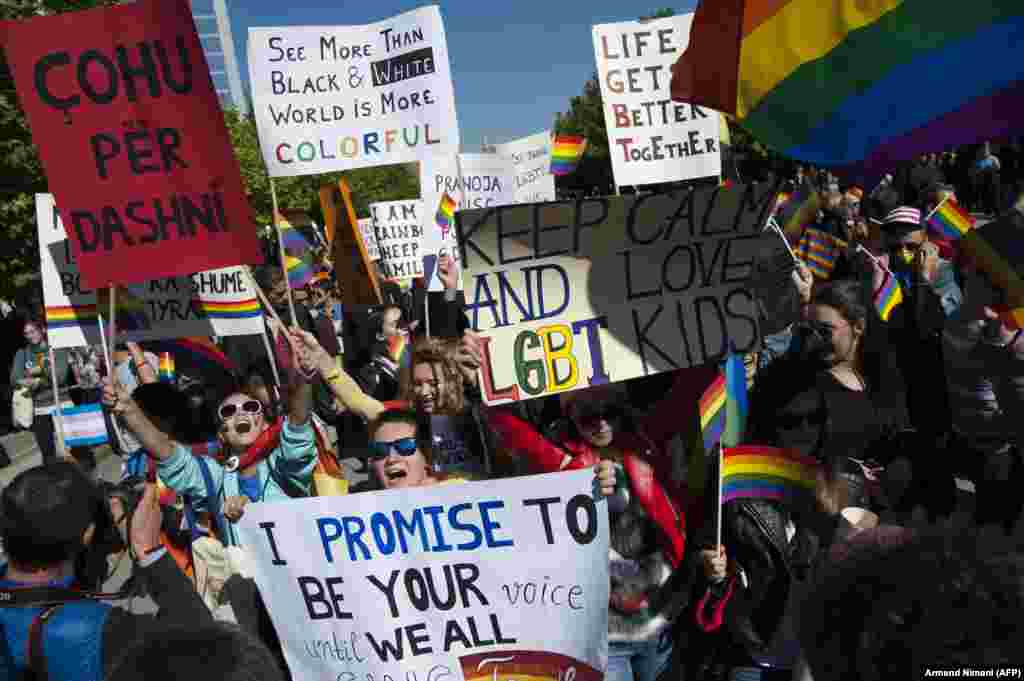 Activiști LGBT din Kosovo la primul marș Gay- Pride din Pristina, în 10 octombrie 2017.