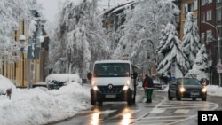 Разчистване на паднали дървета в Габрово, 28 декември 2024 г. Десетки населени места в района са без ток вече четвърти ден вследствие от обилните снеговалежи.