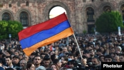 Сторонники оппозиции на площади Республики в Ереване, 17 апреля 2018 г.