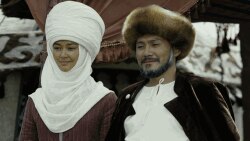 Азиз Мурадилаев "Курманжан датка" тасмасында Алымбек датканын ролунда.