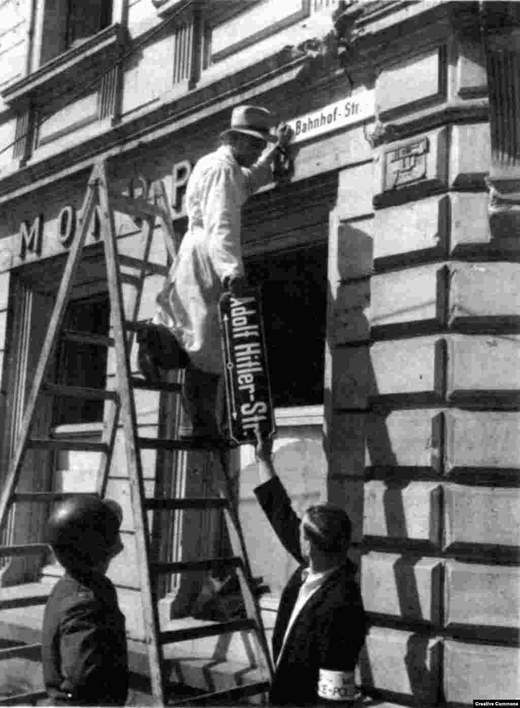 Radnici uklanjaju znak iz bivše ulice Adolf Hitler u Trieru, u Njemačkoj, 1945. nakon poraza od nacističke Njemačke.