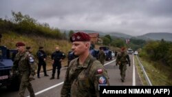 Pripadnici misije KFOR i Specijalne jedinice policije Kosova na prelazu Jarinje, 28. septembar 2021.