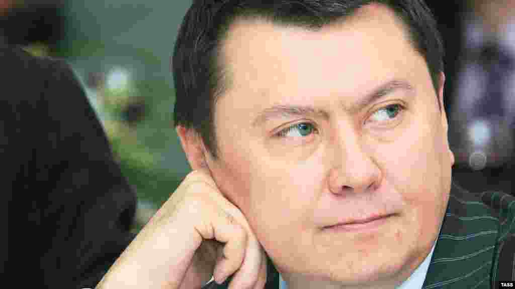 2000-жылдардын башында Рахат Алиев Казакстандагы бирден бир көрүнүктүү саясатчылардын бири болчу. 39 жашында Казакстандын улуттук коопсуздук комитетинин төрагасынын орун басары кызматына дайындалган. 2002-жылы күтүүсүздөн эле Австриянын Казакстандагы элчиси болуп, Венага кеткен. 