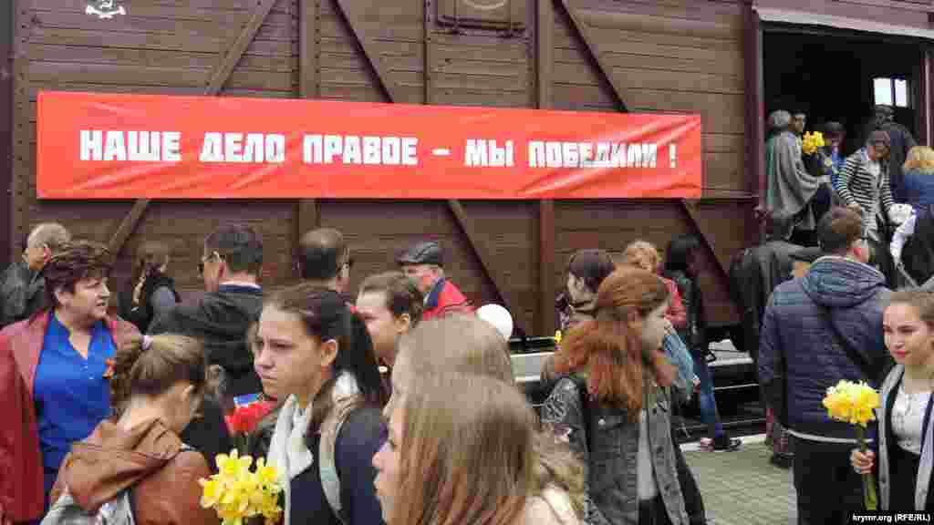 На вагонах – плакаты с воззваниями времен Второй мировой войны