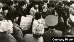 Балтика өлкөлөрүндөгү демократиялык жүрүмдү колдогон КДКнын жыйыны. "Ала-Тоо" аянты, Бишкек. 1991.