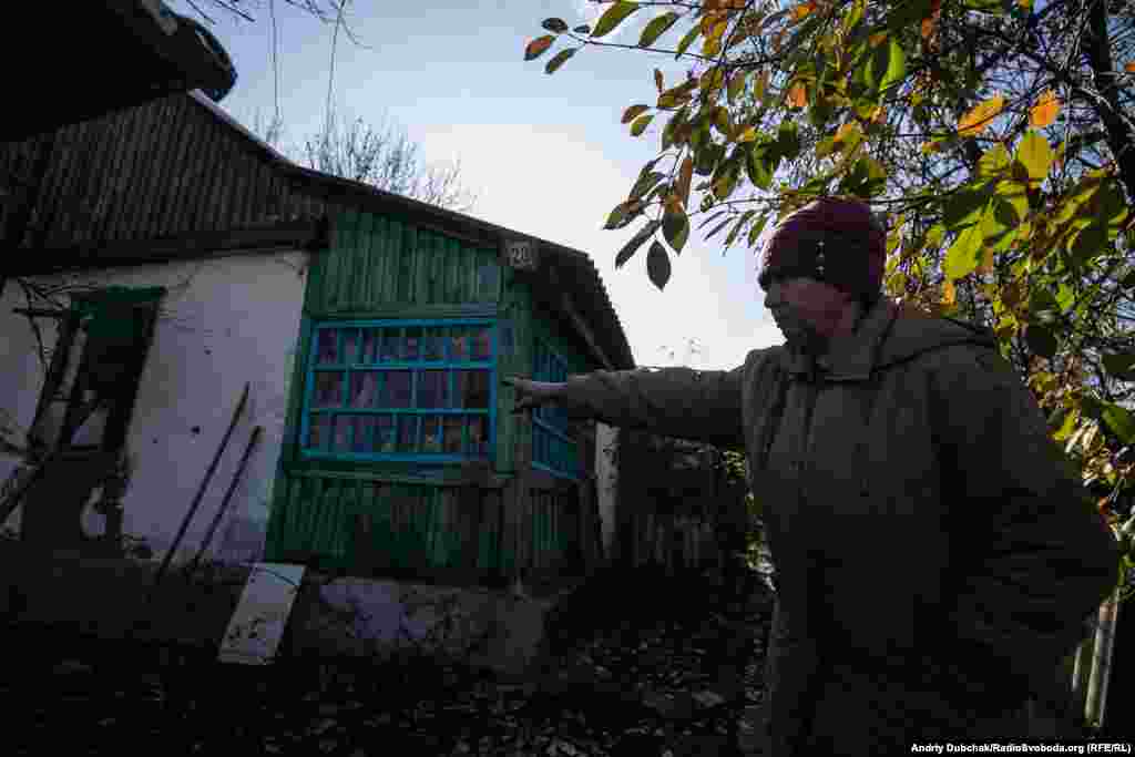 71-річна Любов Семенівна розповідає і показує нам наслідки обстрілу її хати зі стрілецької зброї пару днів тому (28 жовтня). Кулі калібру 7,62 посікли стіни й дах