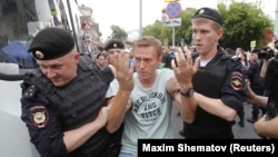 Олексій Навальний (с), на фото під час затримання російською поліцією на мітингу в Москві , 2019 рік