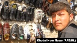 په بلوچستان کې د بوټانو یو دوکاندار