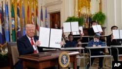 Donald Trump a semnat un ordin executiv menit să desființeze Departamentul Educației.
