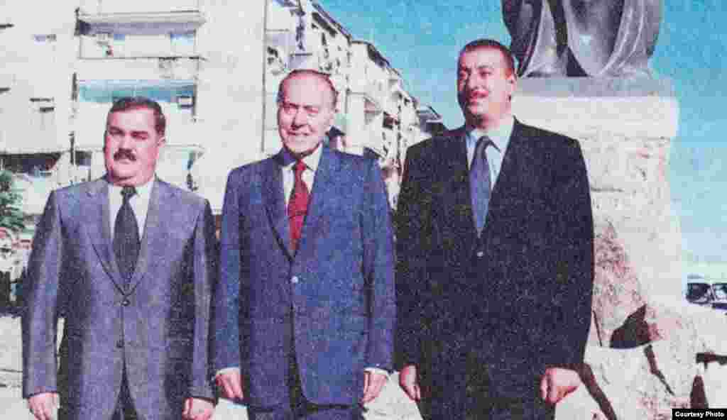 Vasif Talıbov (soldan birinci) keçmiş prezident Heydər Əliyev (mərkəzdə) və İlham Əliyevlə
