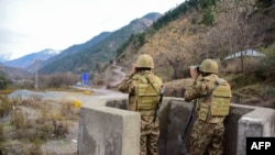 Pakistan əsgərləri bunkerdə durbinlə Hindistan qoşunlarının hərəkətlərini izləyirlər.