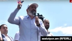Armenia - Prime Minister Nikol Pashinian brandishes a hammer at an election campaign rally in Sisian, June 15, 2021.