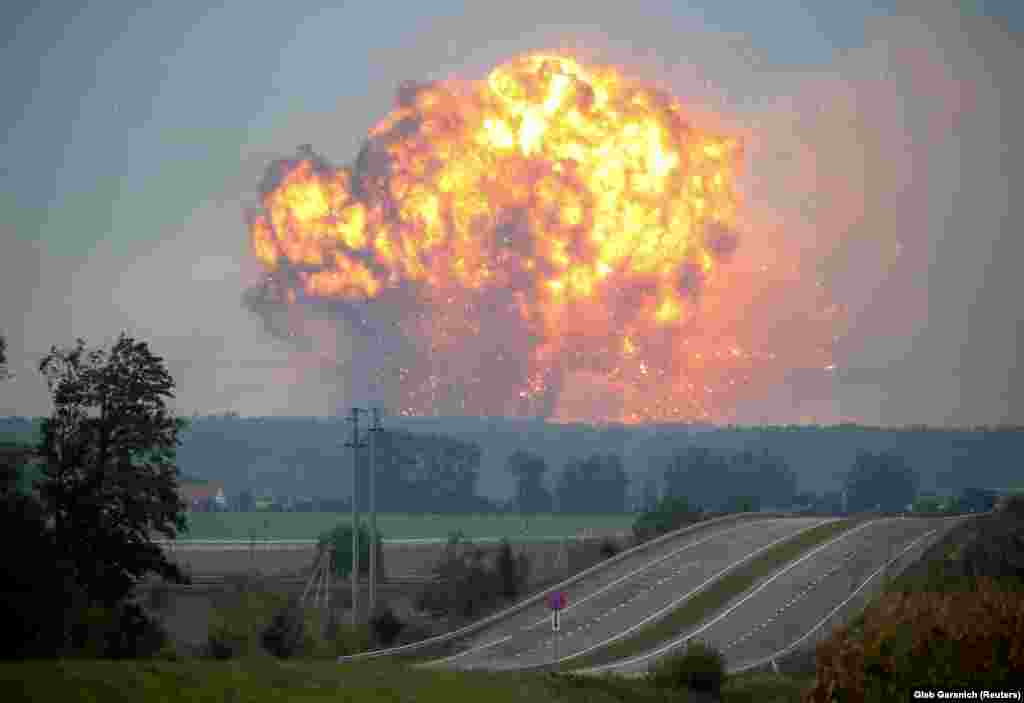 Україна. Пожежа на складах боєприпасів у Калинівці, Вінниччина, 27 вересня 2017 року. У повітря під час пожежі злетіло 210 тисяч тонн боєприпасів. Тоді через це з Калинівки і прилеглих сіл евакуювали понад 30 тисяч людей, були травмовані дві людини