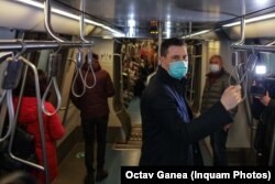 Ministrul Mediului a postat imagini în care călătorește cu metroul cu ocazia campaniei „Vinerea Verde".