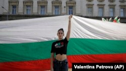 Djevojka drži ogromnu bugarsku zastavu tokom protesta u septembru 2020. ispred zgrade parlamenta u Sofiji.